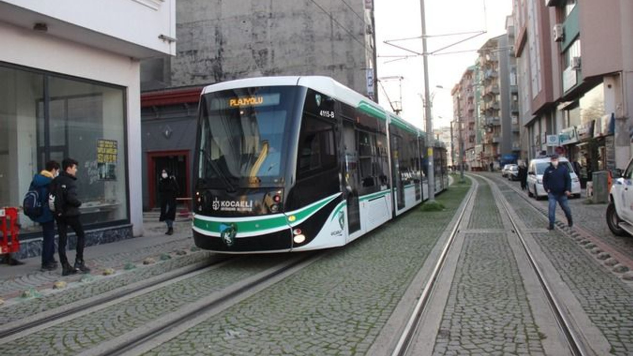 Tramvay ile otomobil çarpıştı 2 yaralı!