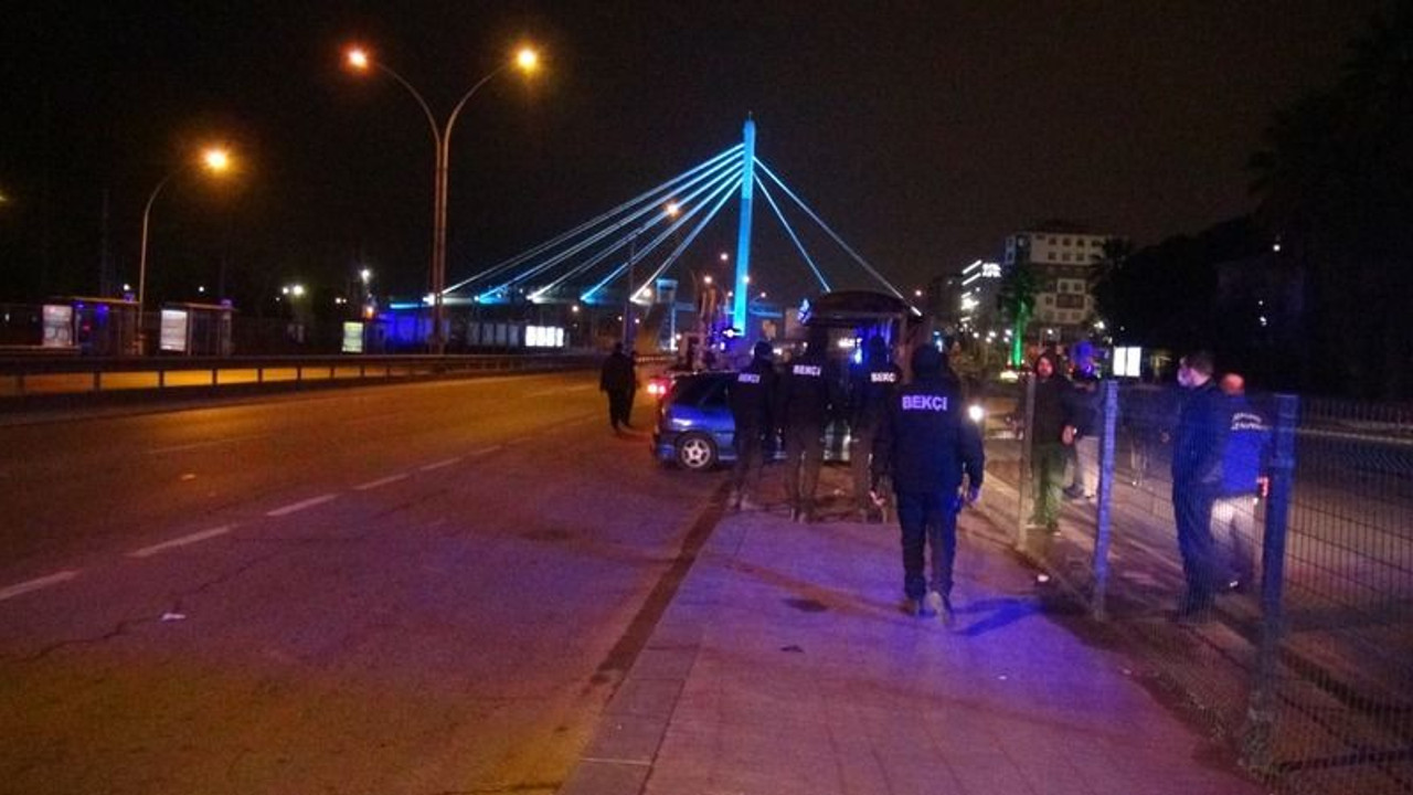 Halkevi'nde otomobil durağa daldı: Yaralılar var!