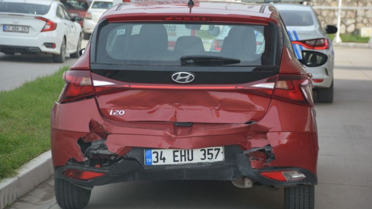 İzmit'te 3 araç kazaya karıştı: 2 yaralı