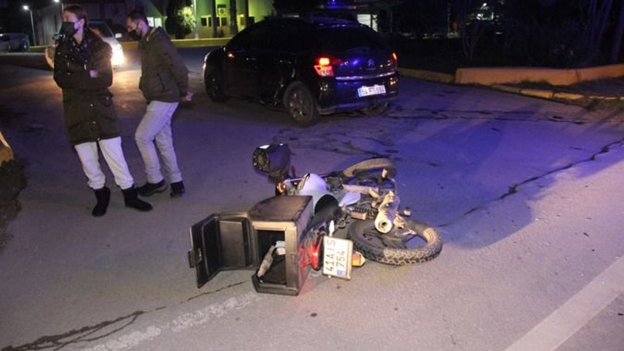 Motosiklet ile otomobil çarpıştı!