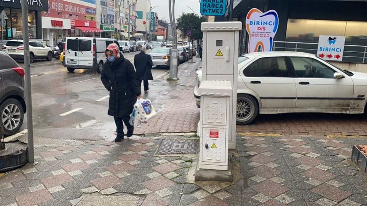 Caddenin ortasında tuvaletini yaptı