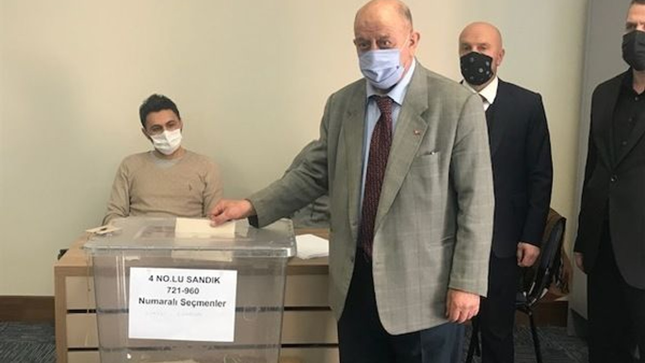 32 yıllık başkan yeniden seçildi