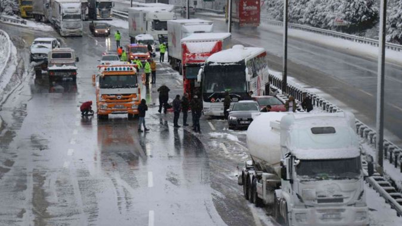 TEM’de 13 araçlı zincirleme kaza: 2 yaralı