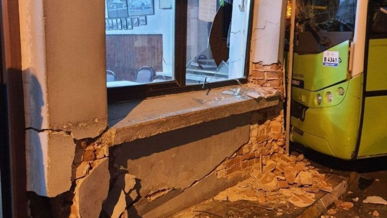 El freni çekilmeyen yolcu minibüsü kıraathane duvarına çarptı!