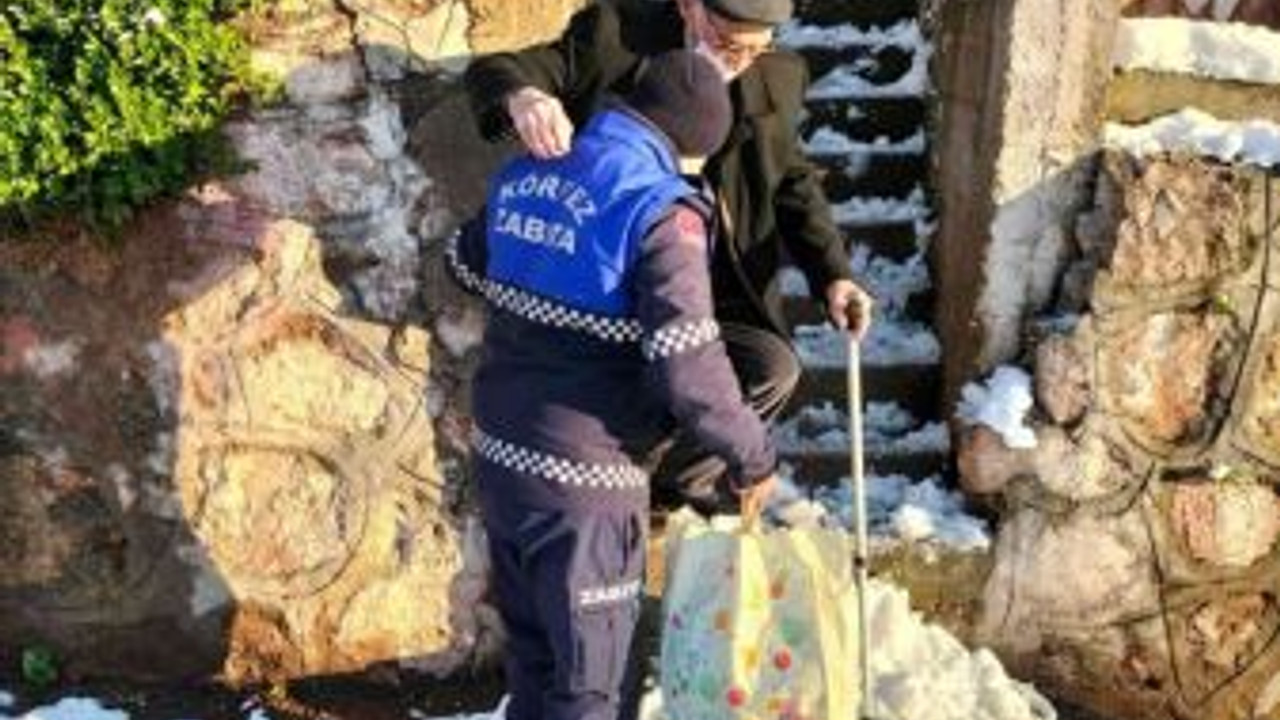 Yaşlı adamın yardımına zabıta ekipleri koştu