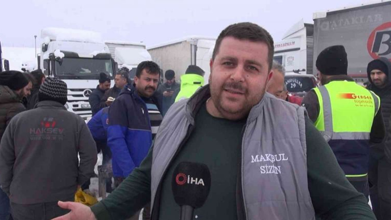 Yolda mahsur kalan tır sürücüleri için mangal kurdular