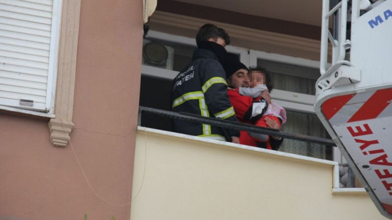 Küçük yaramaz annesini mahsur bıraktı