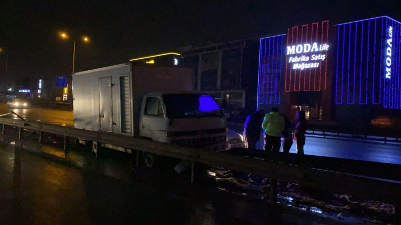 Yol ayrımını göremeyince bariyere girdi!