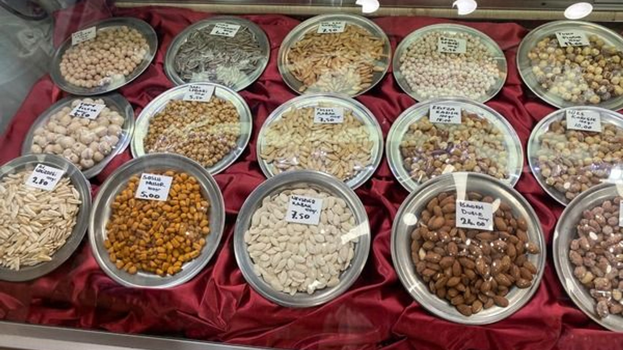 Satış yapamayan esnaf gram fiyatı yazıyor!