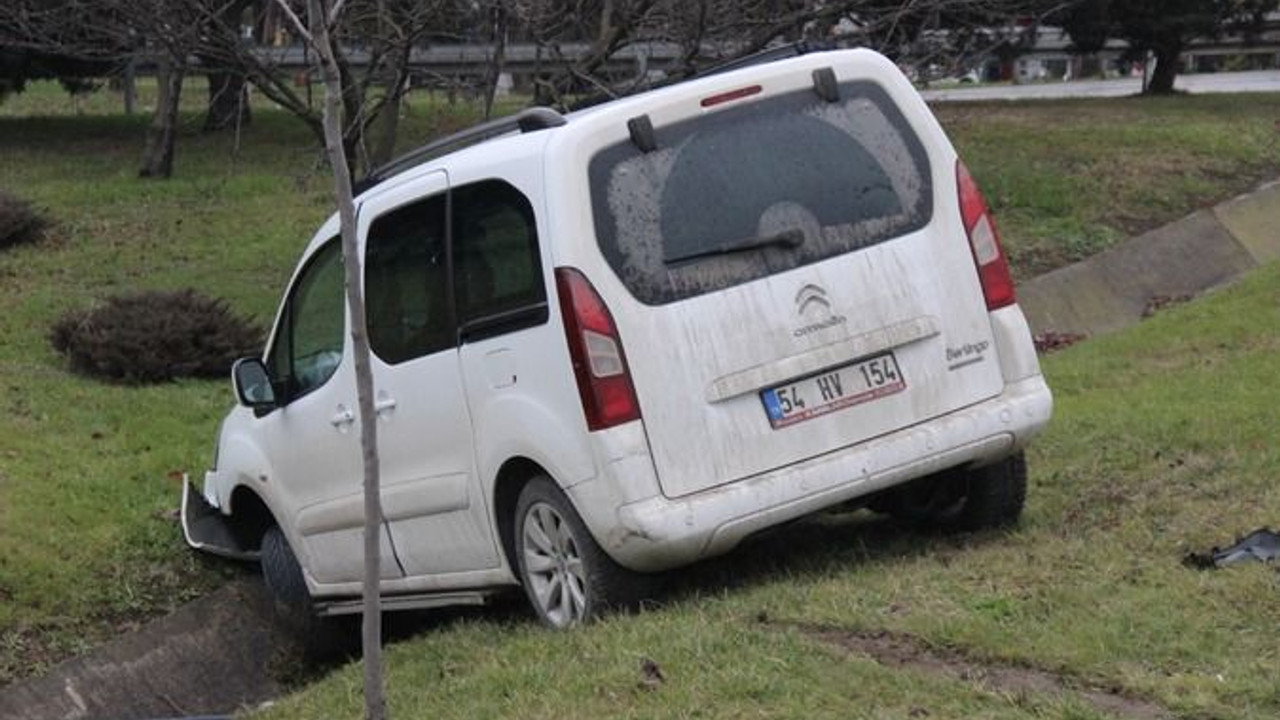 Virajı alamayınca su kanalına düştü