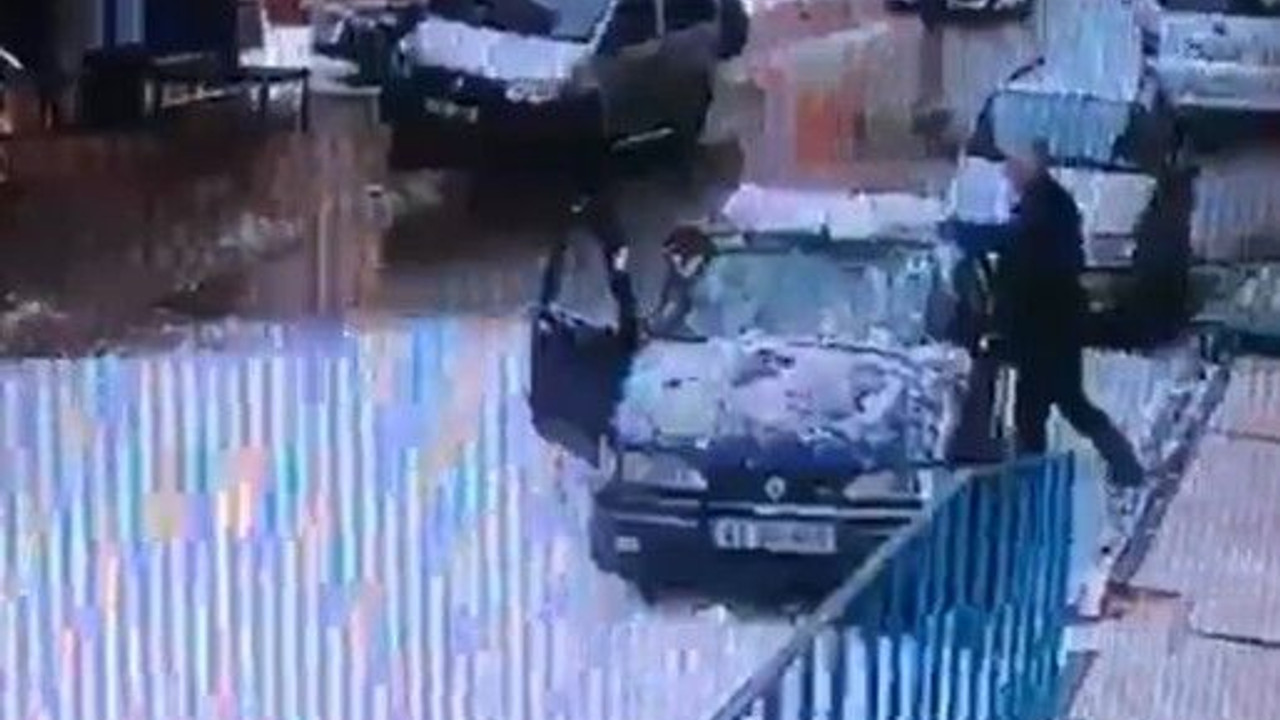 Çatıdan düşen kar kütlesi ile dehşeti yaşadılar