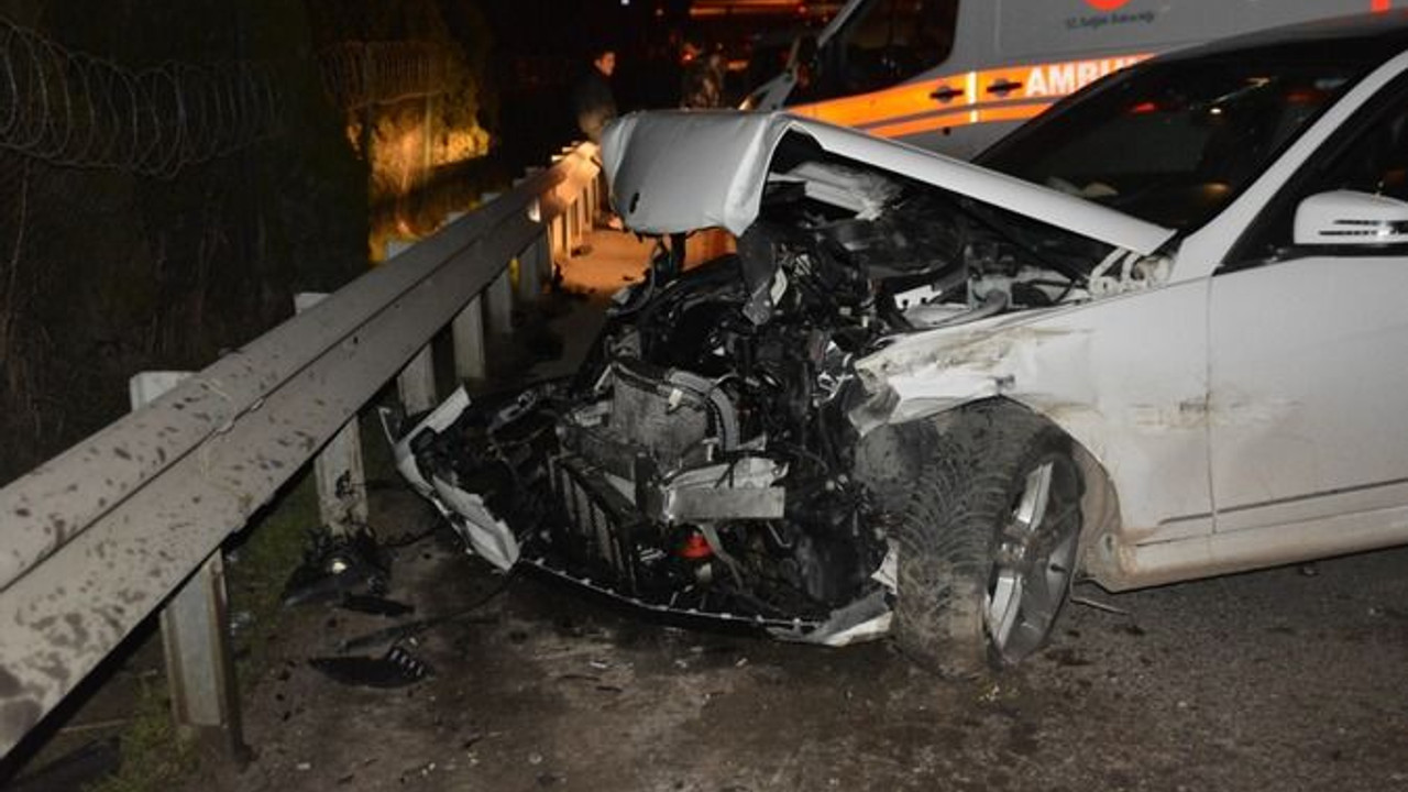 Önce önündeki araca, sonra bariyerlere çarptı