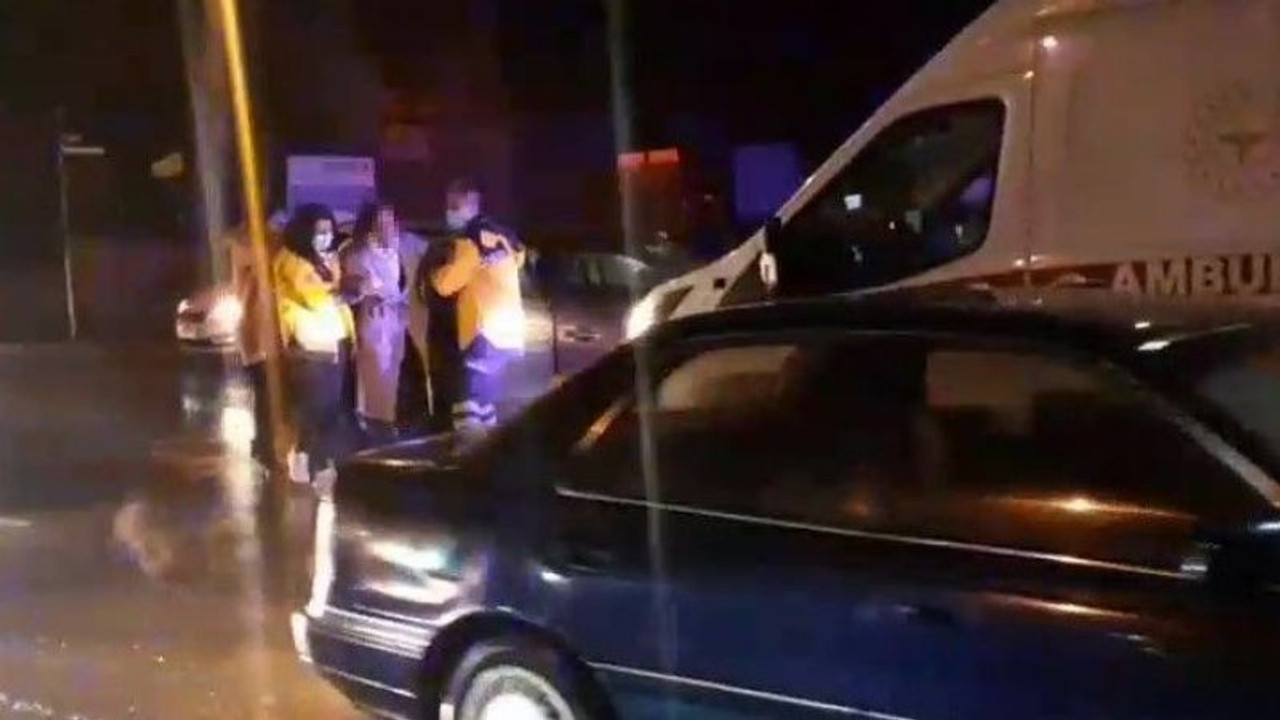 Yoldan çıkan otomobil ile çarpıştı