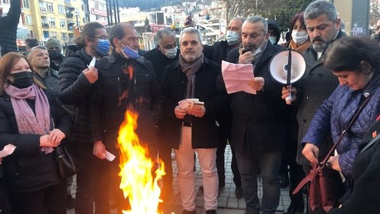 CHP’lilerden zamlara tepki Yürüyüş Yolu’nda fatura yaktılar