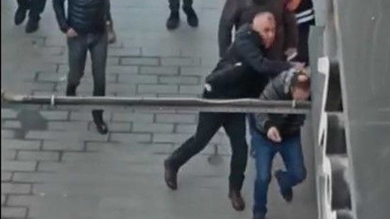 Yanlış anlaşılınca cadde ortasında tekme tokat darp edildi