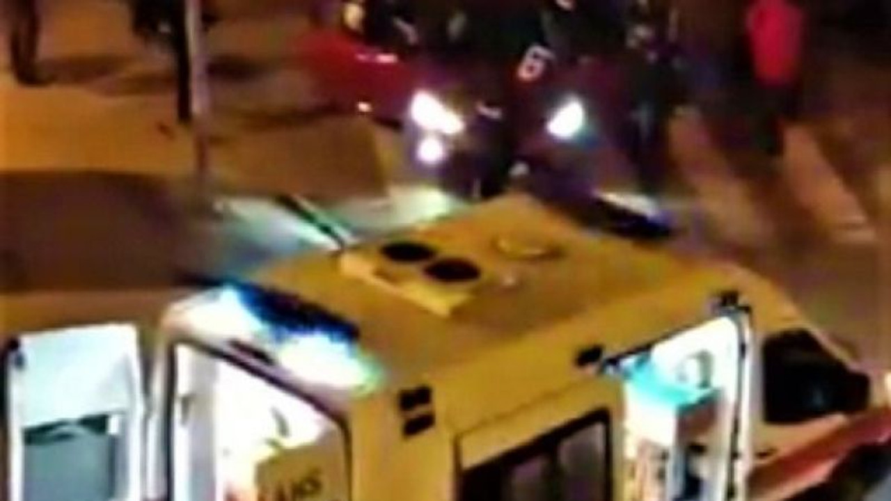 İki genç kız, kırmızı ışıkta çapraz ateşe tutulmuş