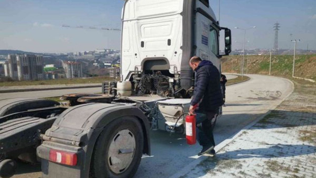 Tırın alev almasını yangın söndürme tüpüyle engelledi