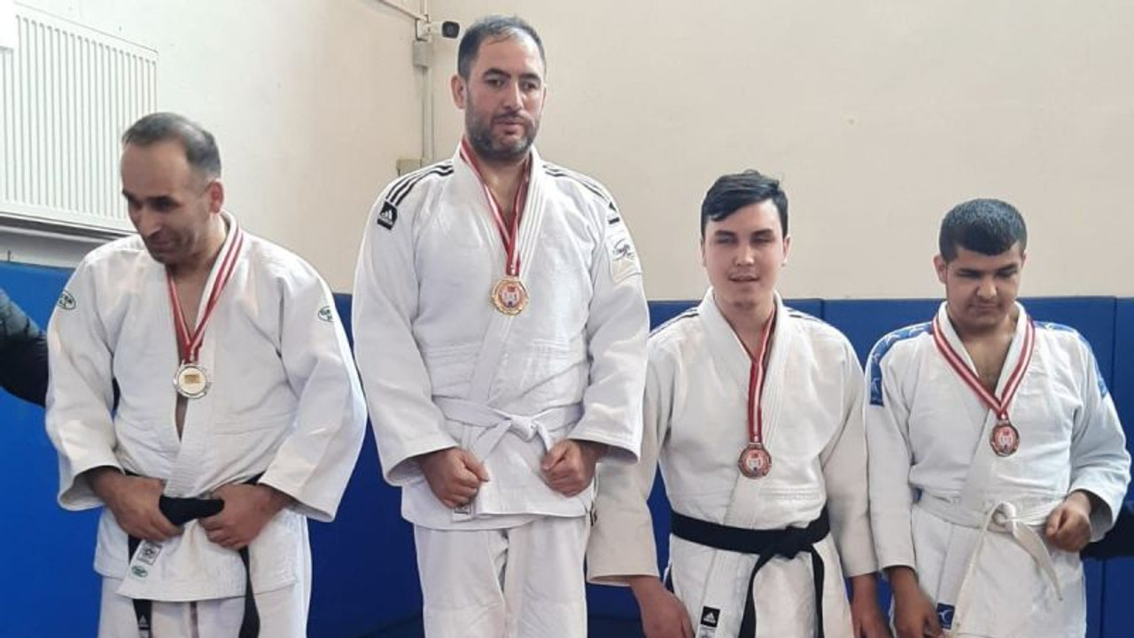 Kağıtspor'un engelsiz şampiyonları
