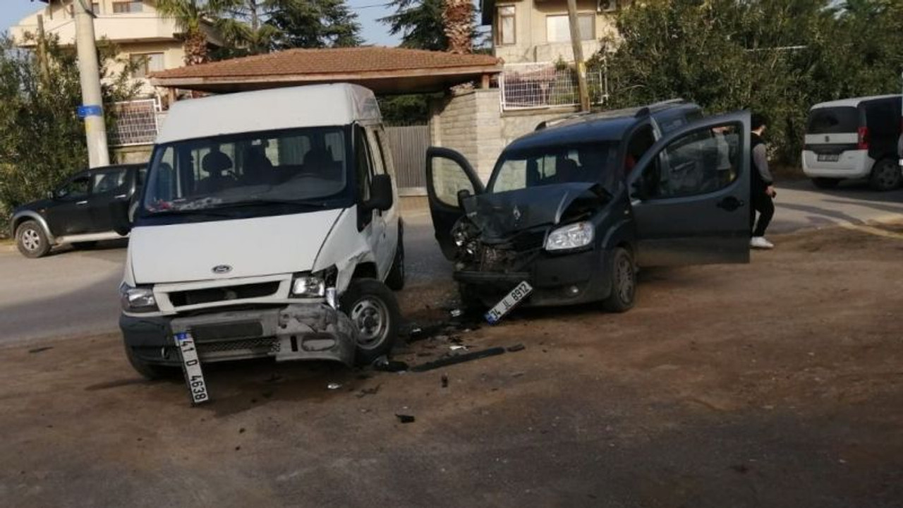Minibüs ile hafif ticari araç çarpıştı