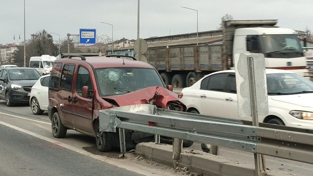 Direksiyon hakimiyetini kaybetti, bariyere çarptı!