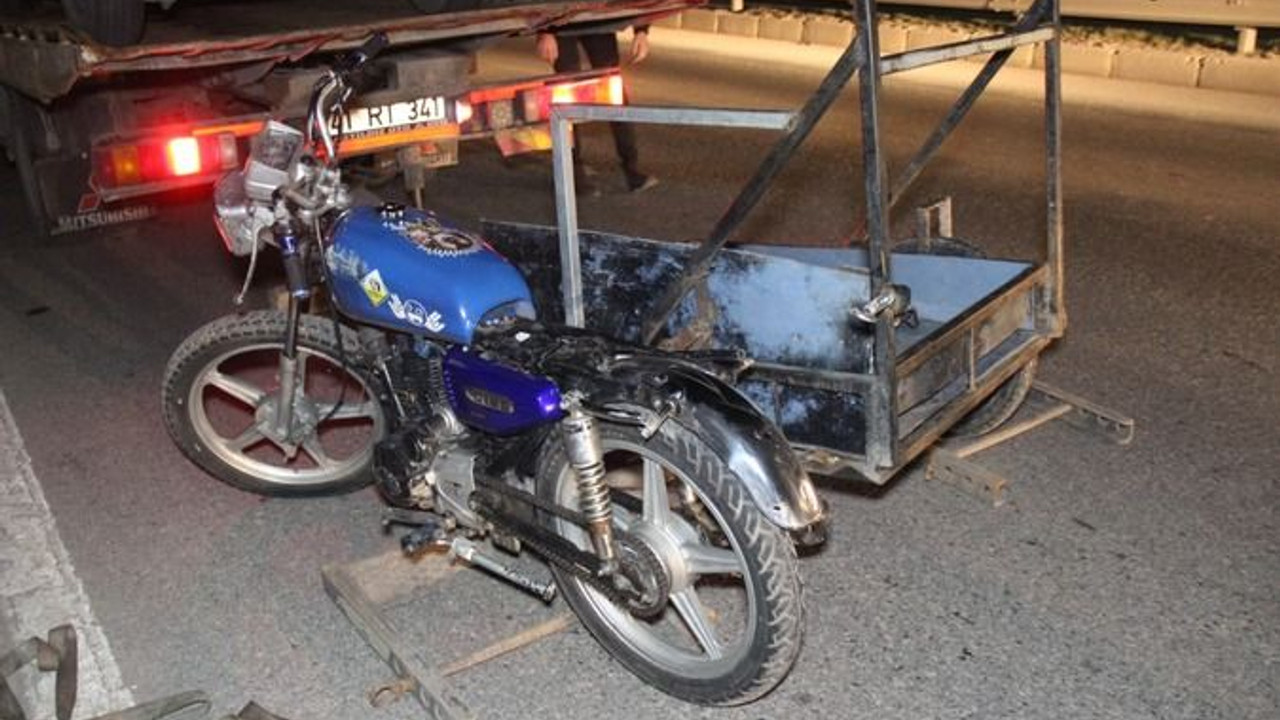 Motosikletle otomobil çarpıştı!