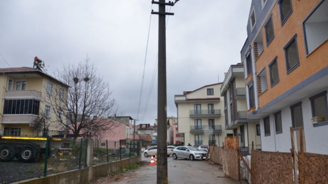 Yol ortasındaki direk şaşkına çeviriyor