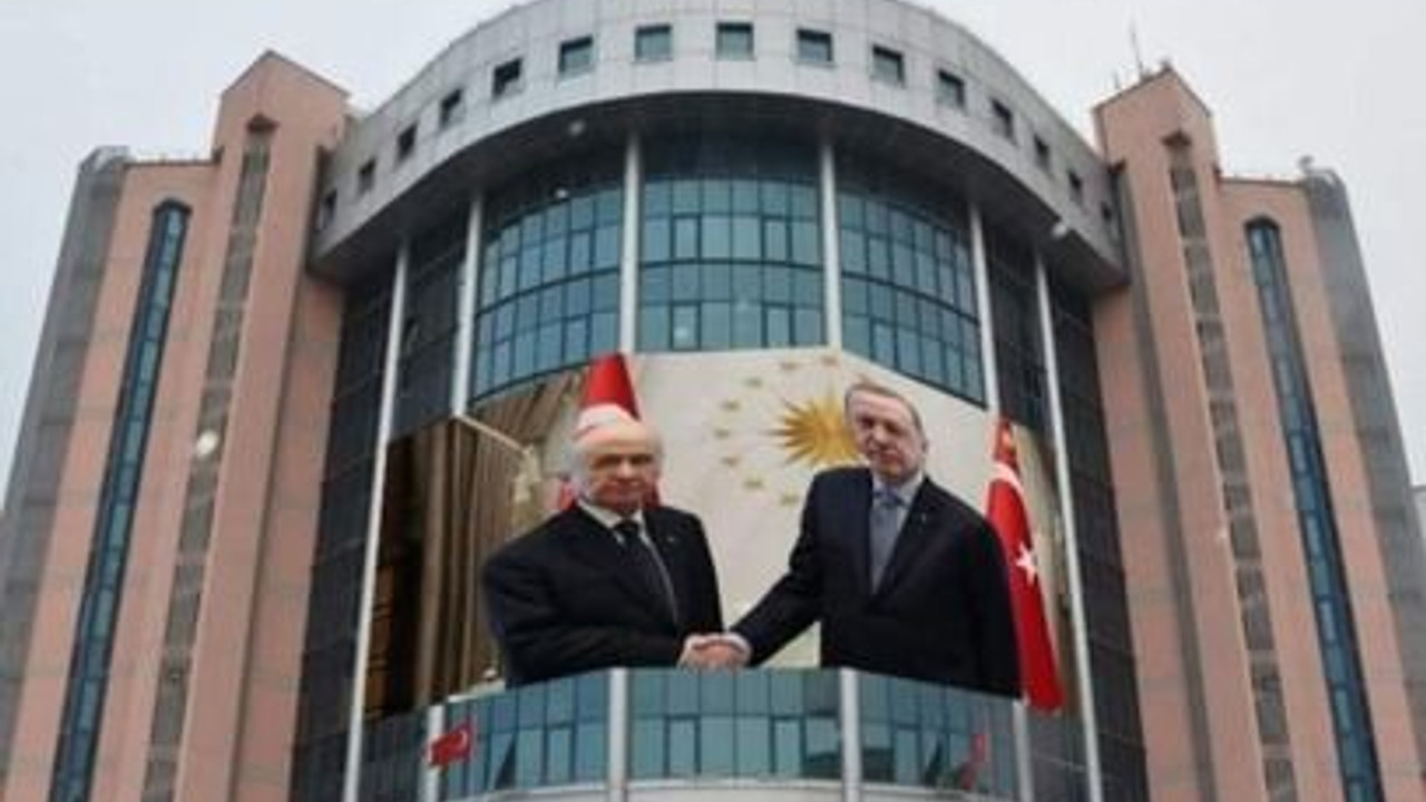 MHP‘li başkan uçtu İzmit Belediyesi’ne bakın ne astı?