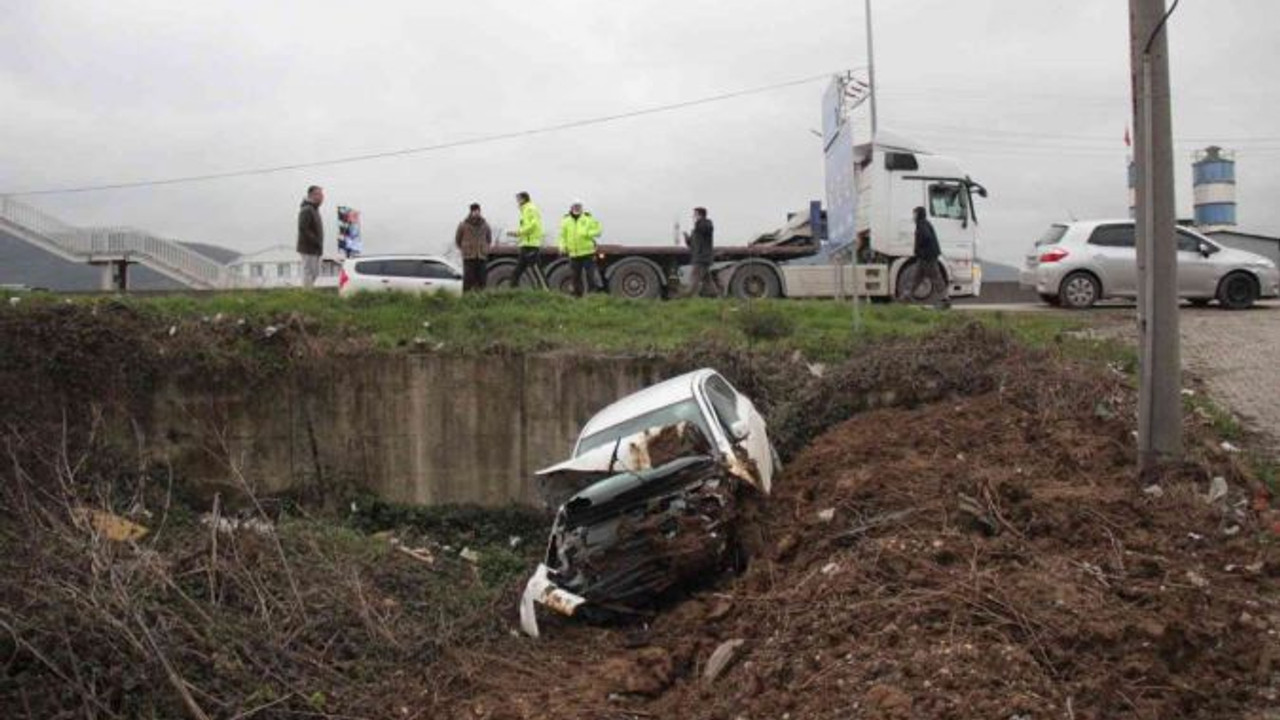 Otomobilinin kontrolünü kaybedince dereye uçtu