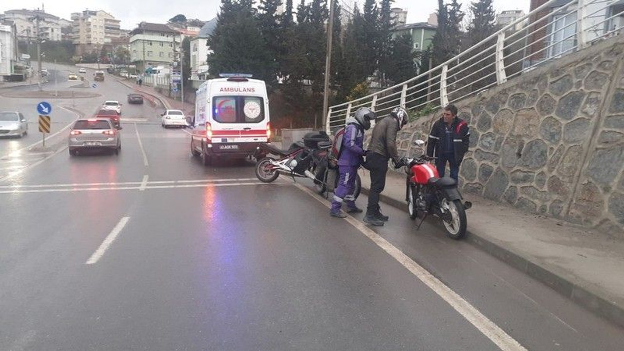 Islak zeminde kayan motosikletten düştü!