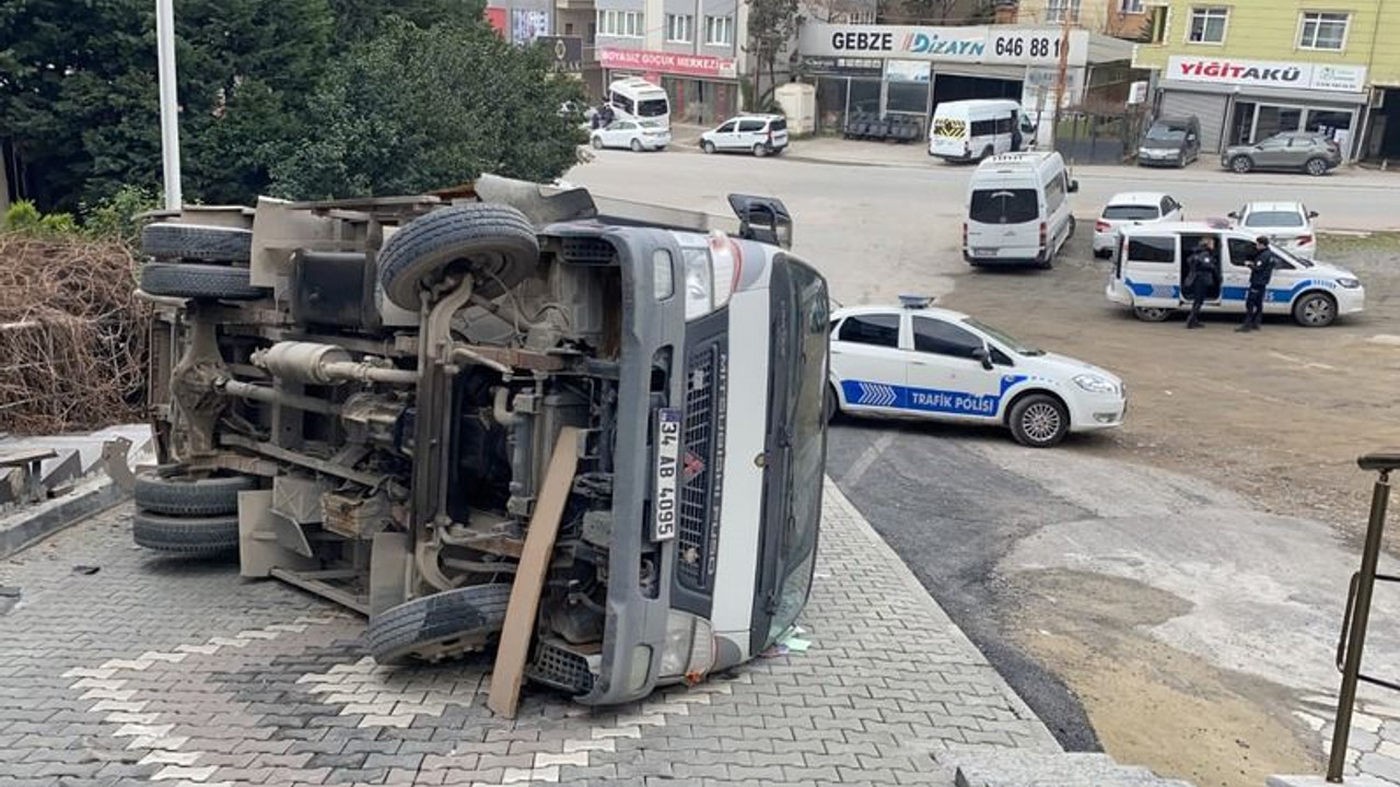 Dik yokuştan inerken devrildi: Yaralılar var!