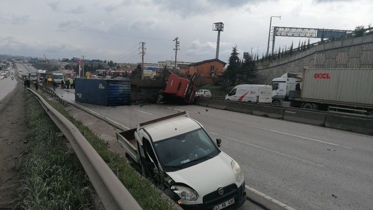 D-100’de 4 araç birbirine girdi, ORTALIK SAVAŞ ALANINA DÖNDÜ