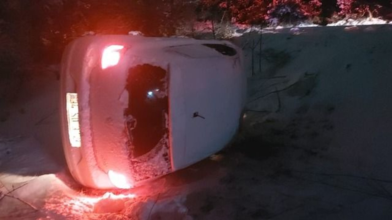 Karda kayan araç şarampole yuvarlandı: Yaralılar var