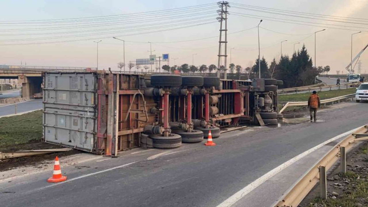 Hammadde yüklü tır yol ayrımında devrildi