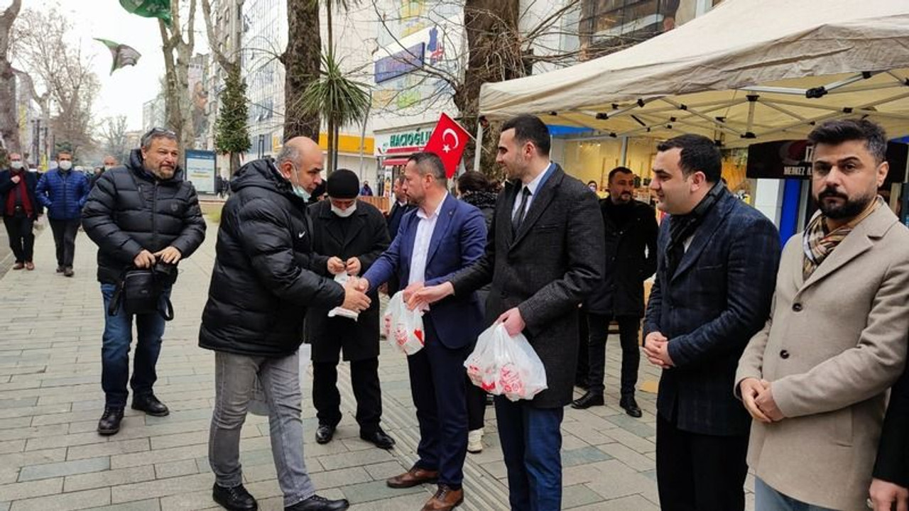 MHP’li başkanlar kandil simidi dağıttı