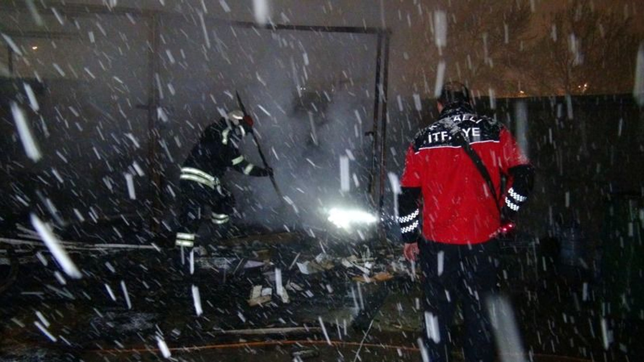 Yangına müdahale etmeye çalışan bekçinin elleri yandı
