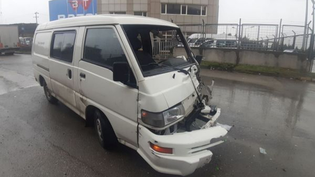 Halk otobüsü ile minibüs çarpıştı: 1 yaralı