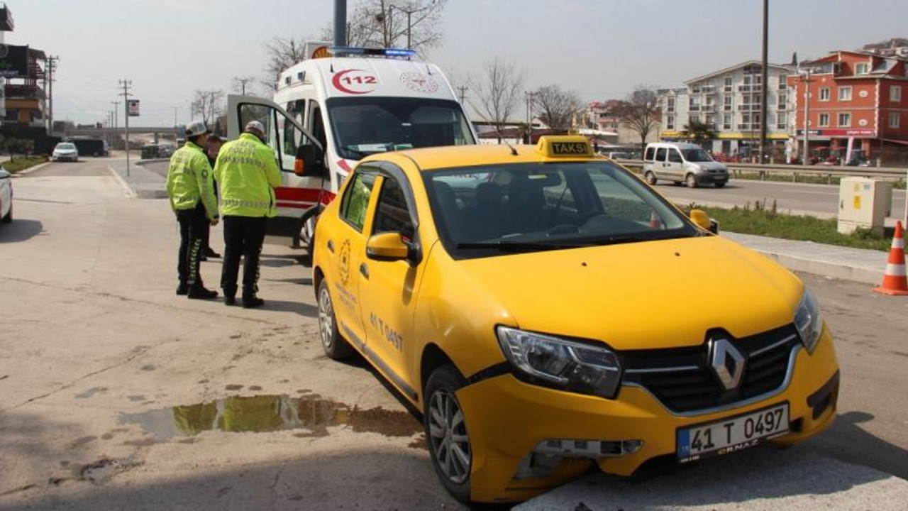 Ticari taksi kaldırıma çarptı: 1 yaralı