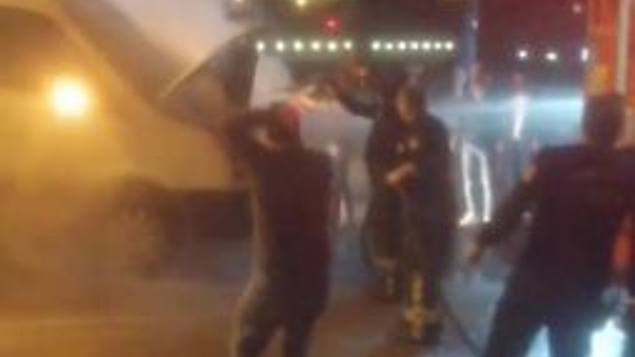 Servis minibüsü alev alev yandı