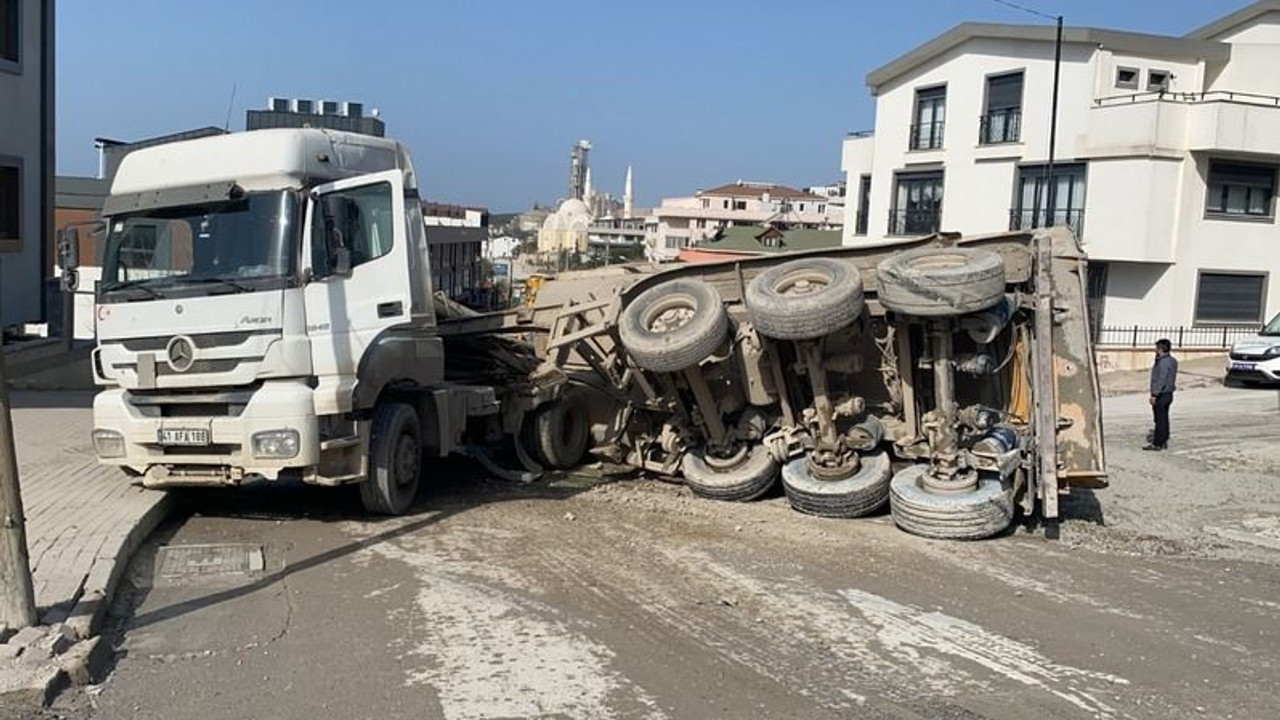 Tırın kasası devrildi, tüm harç yola saçıldı!