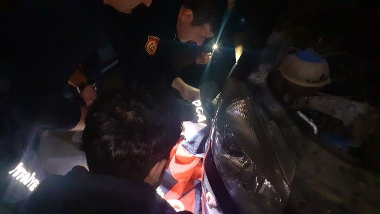 Araçta sıkışan kedi için seferber oldular