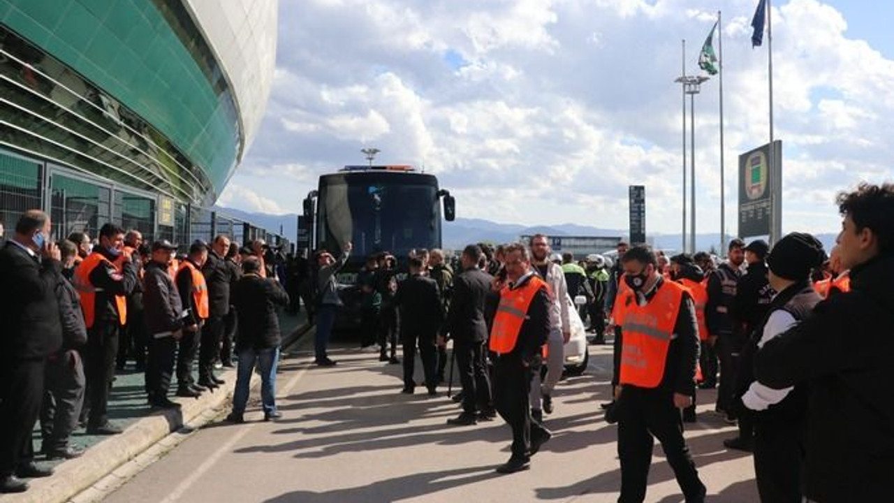 Kocaelispor taraftarı, takım otobüsünü STATTAN ÇIKARMADI