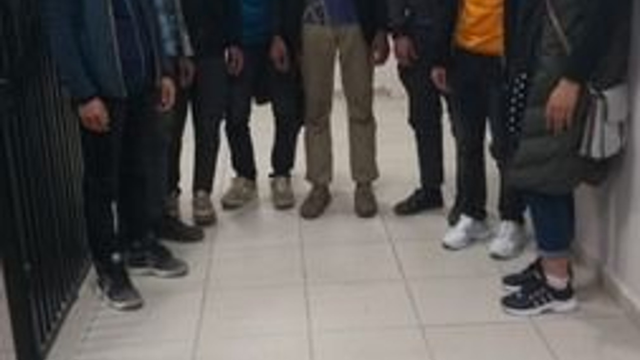 İki araçtan 15 KAÇAK GÖÇMEN ÇIKTI