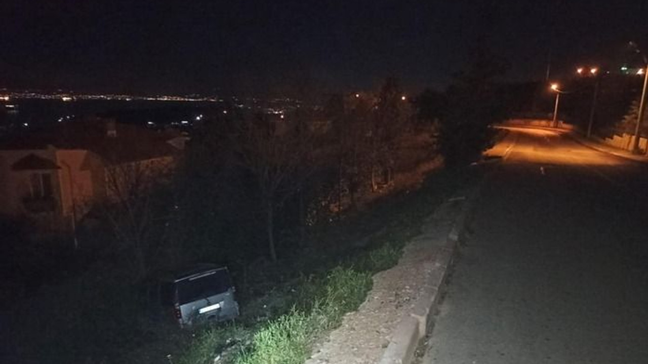 Sürücüsünün kontrolünü kaybettiği araç yoldan çıktı