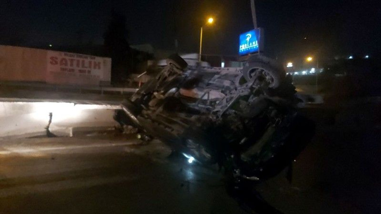 Otomobil karşı yola savrulup, TERS DÖNDÜ