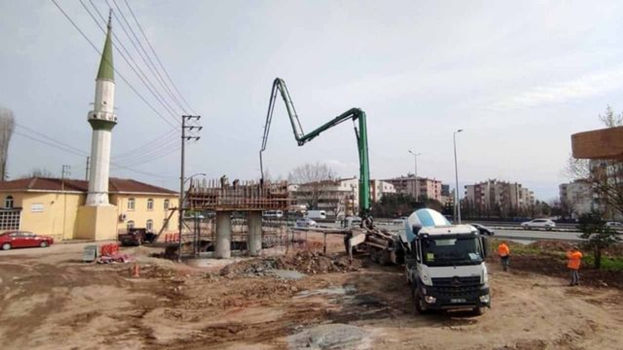 Tramvay hattında kiriş imalatı sürüyor