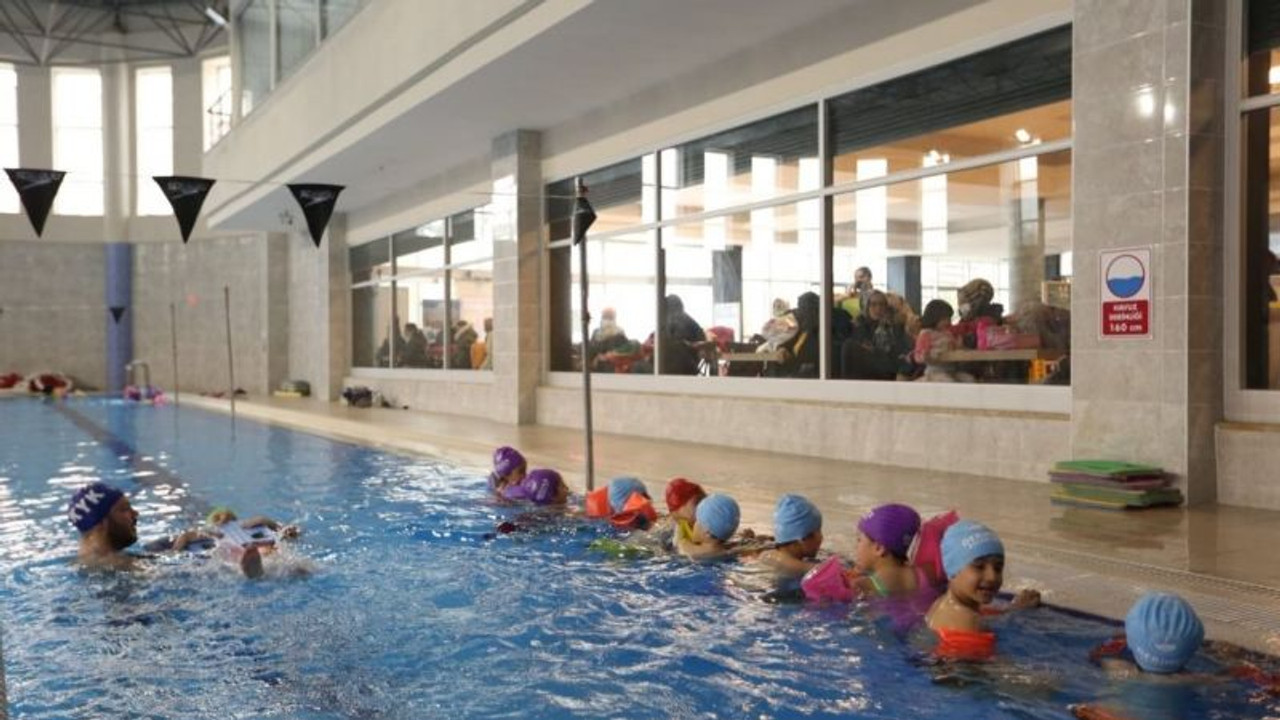 2 bin 500 çocuk yüzme öğreniyor