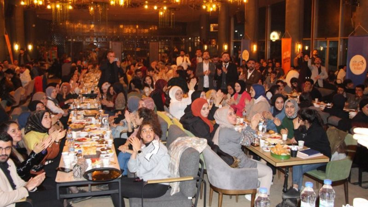 AKP önce paylaştı, sonra sildi! Şatafatlı sahura tepki