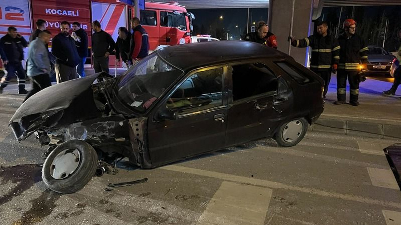 Kavşakta çarpıştılar sürücü araçta SIKIŞTI