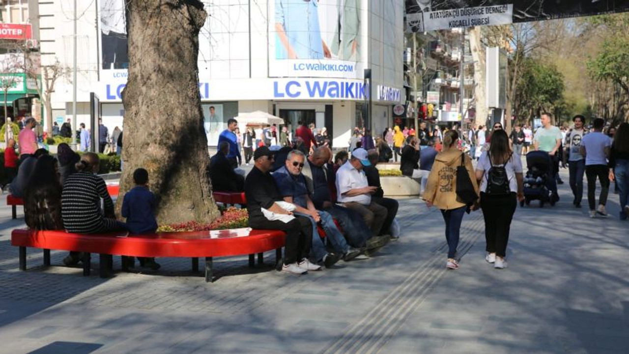 Yürüyüş Yolu cıvıl cıvıl