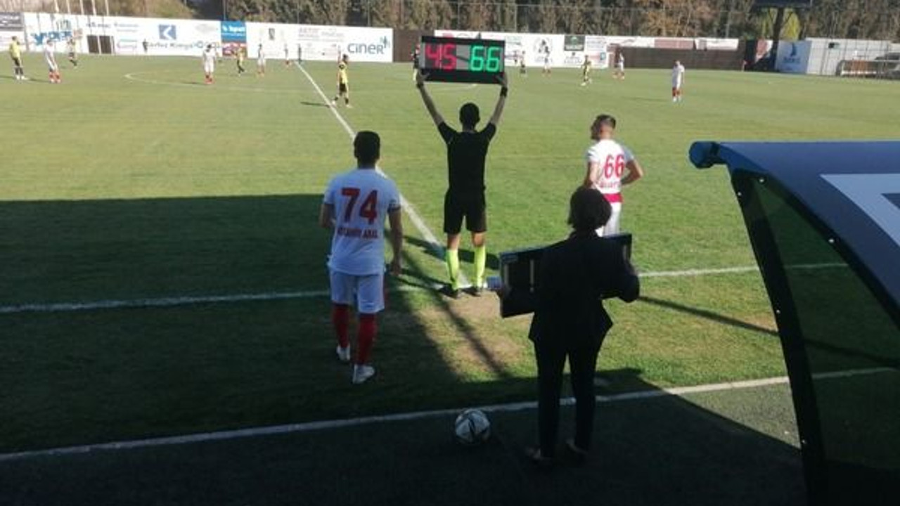 Profesyonel maçta kadın saha komiserine büyük saygısızlık